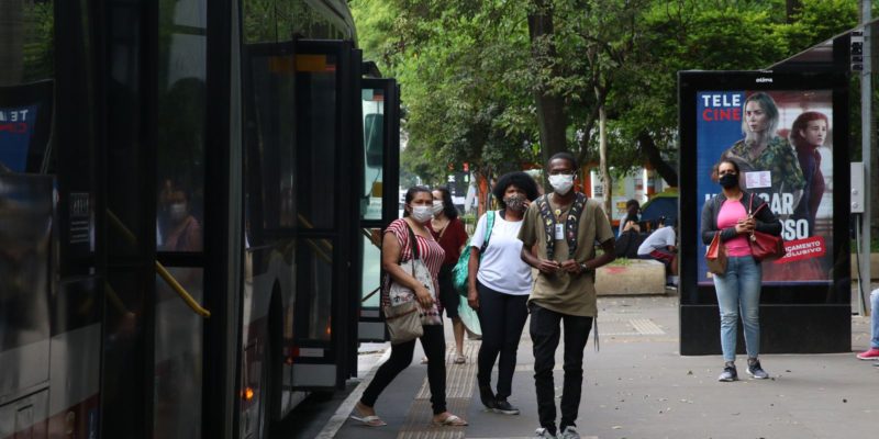 Brasil registra 18,8 mil novos casos e 142 óbitos por covid-19