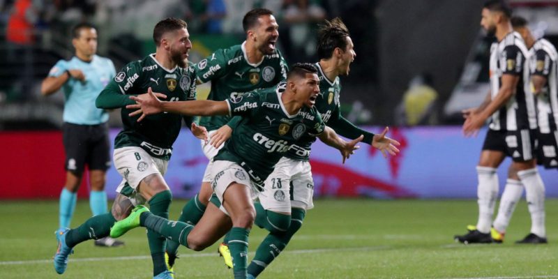 Com dois a menos, Palmeiras segura empate e se classifica nos pênaltis