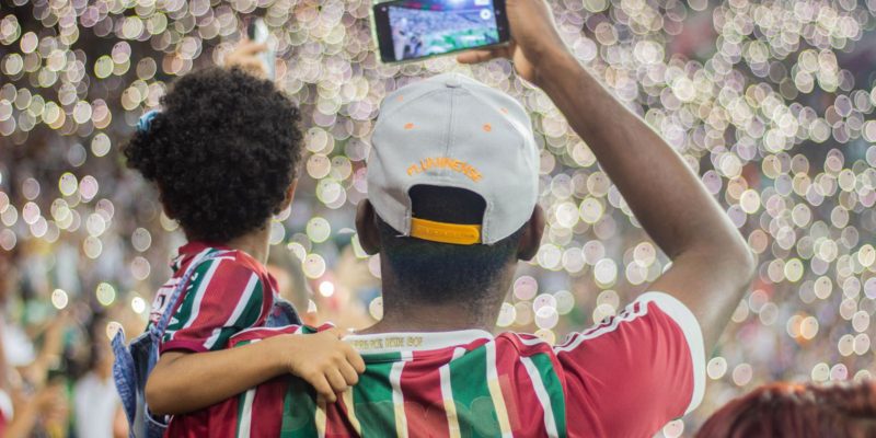 Perfil do torcedor e novas plataformas mexem com indústria do futebol