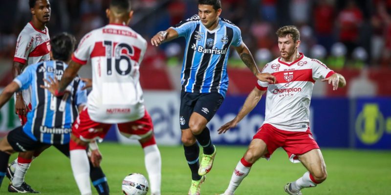 Mesmo com um a mais, Grêmio perde de 2 a 0 para o CRB