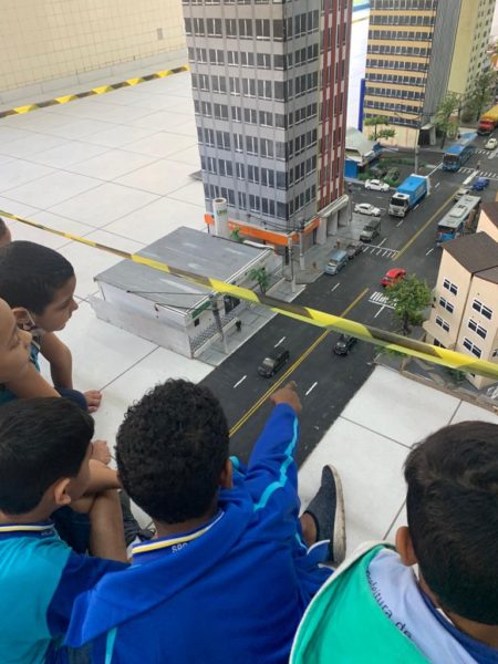 Alunos de São Gonçalo participam da abertura da exposição “Juniorlópolis”