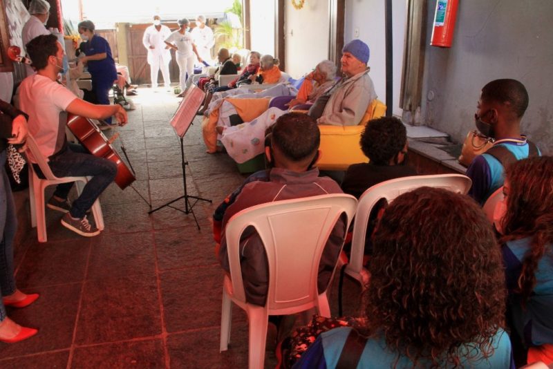 Alunos de São Gonçalo visitam idosos em casa de repouso
