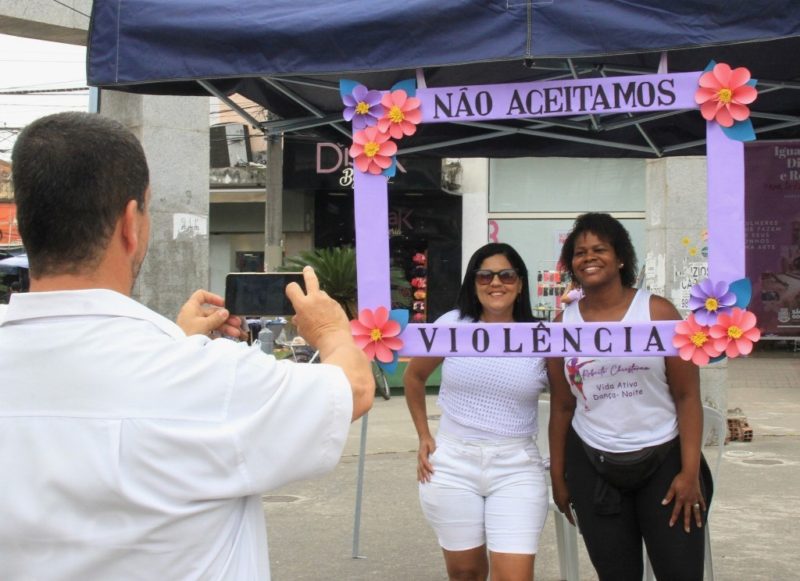 Caminhada reúne centenas de pessoas em defesa da mulher