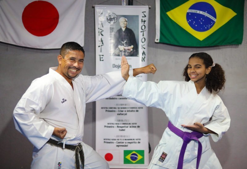 Dia dos Pais: influenciado pelo pai, gari criou projeto social de karatê e hoje dá aula para duas filhas – Prefeitura da Cidade do Rio de Janeiro