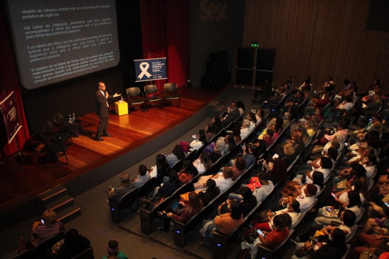 Encontro do Agosto Lilás lota auditório do Sesc em São Gonçalo