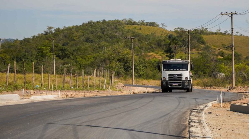 Pavimentação avança pela Estrada de Ipiíba