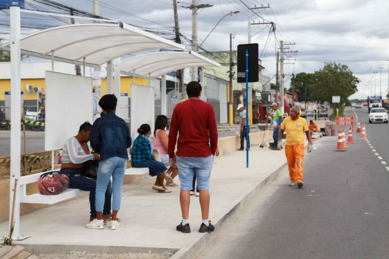 Ponto de ônibus recebe cobertura e calçada em Vista Alegre