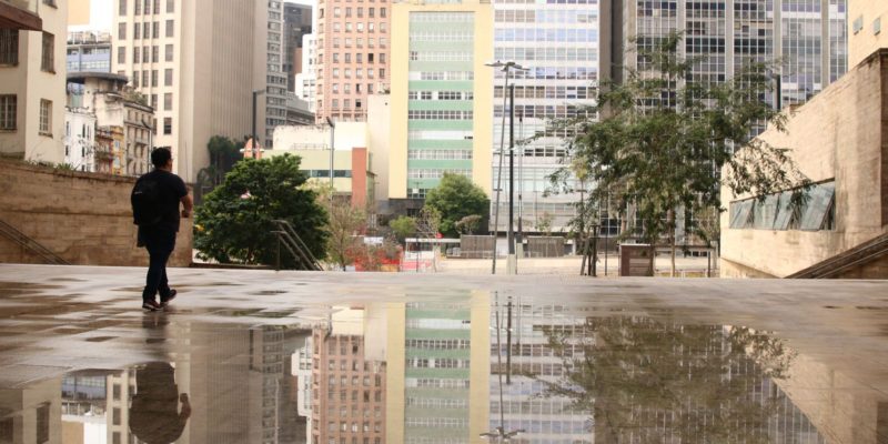 Brasil registra 365 mortes e 30,2 mil casos de covid-19 em 24 horas