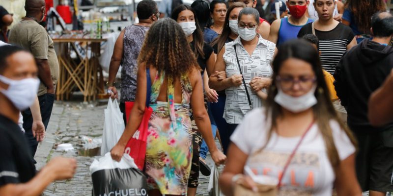 Brasil registra 147 mortes e 17,7 mil novos casos de covid-19 em 24h