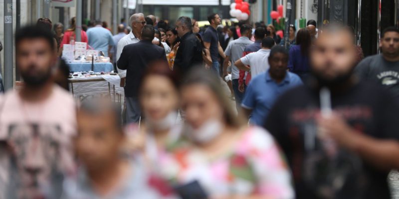 Brasil registra 114 mortes e 15,8 mil casos em 24h