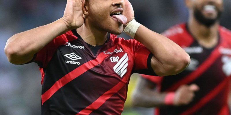 Athletico-PR vence Galo com gol no fim e se mantém no G4 do Brasileiro