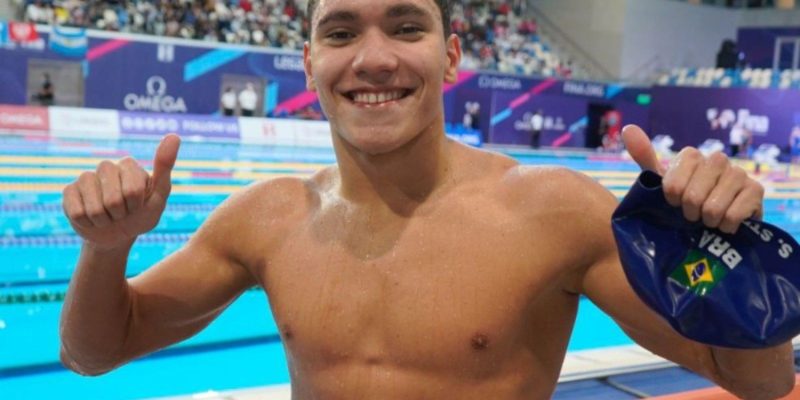 Revelação brasileira conquista ouro no Mundial Júnior de natação