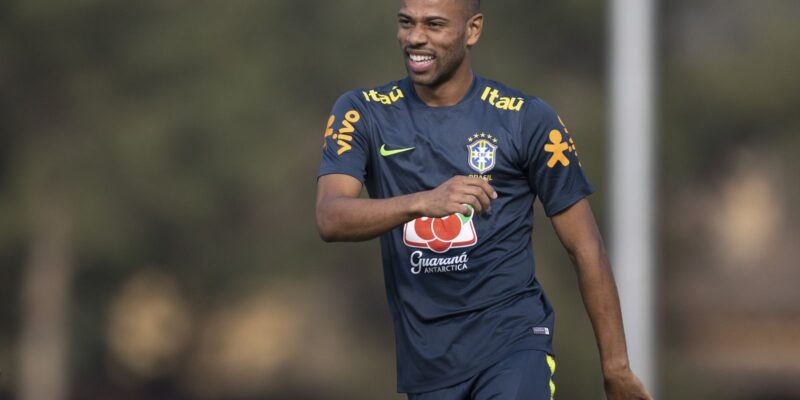 Renan Lodi é convocado para amistosos da seleção brasileira