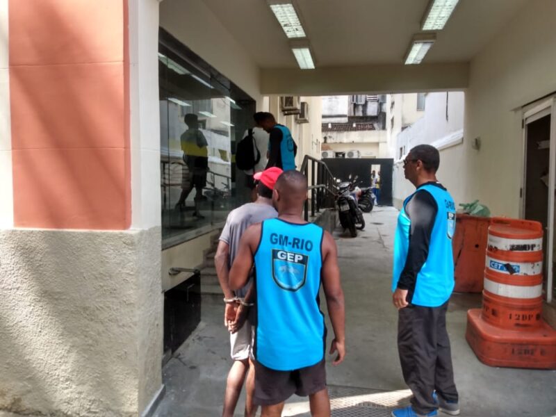 Guardas prendem homem após flagrante de roubo de celular na Pedra do Arpoador – Prefeitura da Cidade do Rio de Janeiro