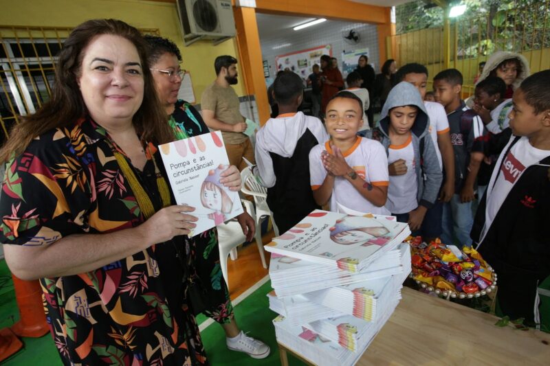 Livro infantil que aborda diálogo preventivo contra drogas e violência é lançado na Escola Municipal Helena Antipoff