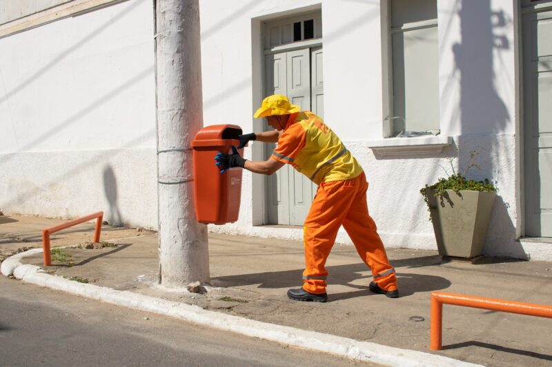 Clin prossegue com a troca de papeleiras em Niterói – Prefeitura Municipal de Niterói