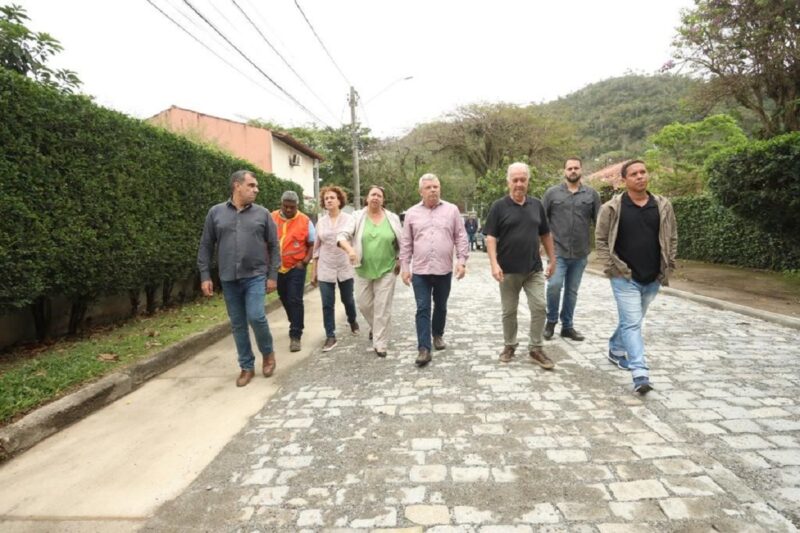 Ruas Gerânios, em Itacoatiara, ganha piso de paralelos para manter o ar bucólico do bairro   – Prefeitura Municipal de Niterói