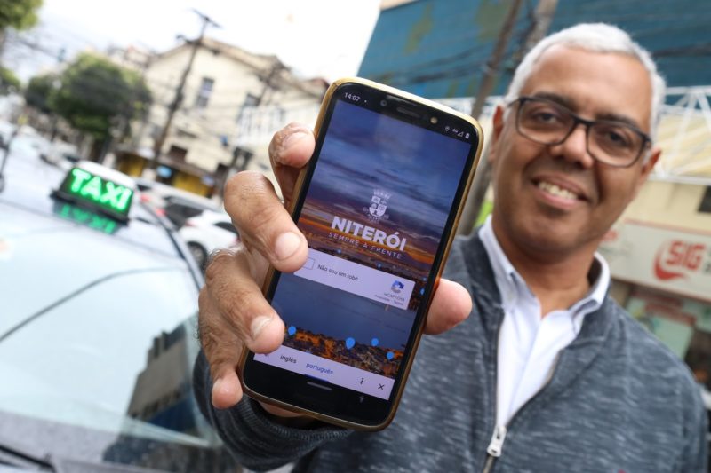 Taxistas de Niterói utilizam o aplicativo da NitTrans durantes as corridas  – Prefeitura Municipal de Niterói