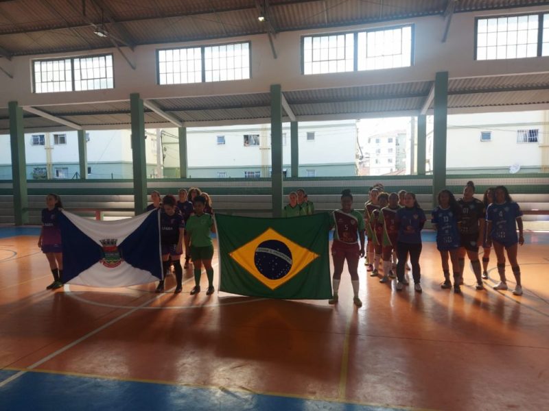 Torneio de futsal feminino no Henrique Lage