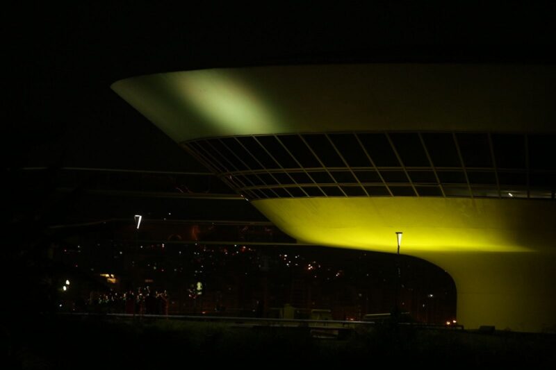 MAC tem iluminação especial para dar visibilidade à campanha Setembro Amarelo, de prevenção ao suicídio – Prefeitura Municipal de Niterói