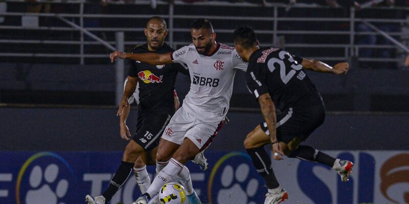Com volta de titulares, Flamengo encara Bragantino pelo Brasileirão