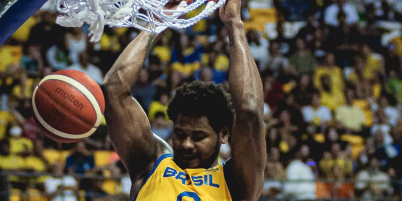 Brasil vira sobre Uruguai e segue invicto na AmeriCup de basquete