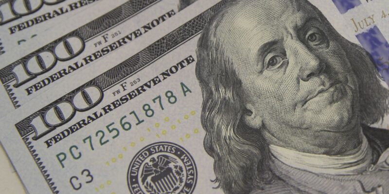 Dólar fecha a R$ 5,21 e acumula queda de mais de 3% na semana