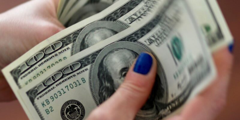 Dólar cai para R$ 5,14 e atinge menor valor em um mês