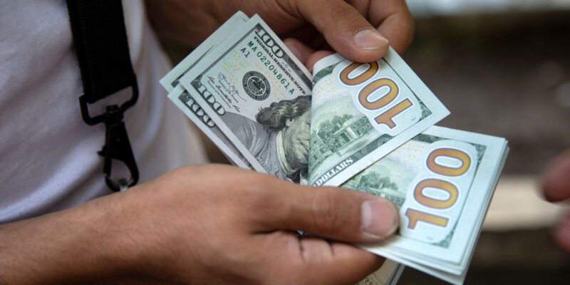 Dólar tem maior alta diária em seis meses e fecha a R$ 5,30