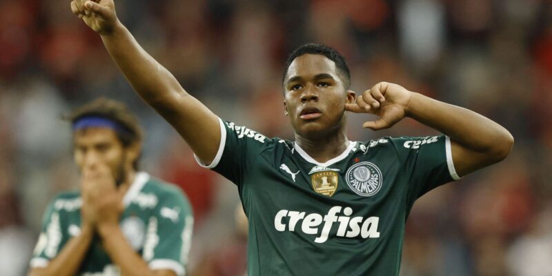 Palmeiras supera Athletico-PR e coloca uma mão na taça do Brasileiro