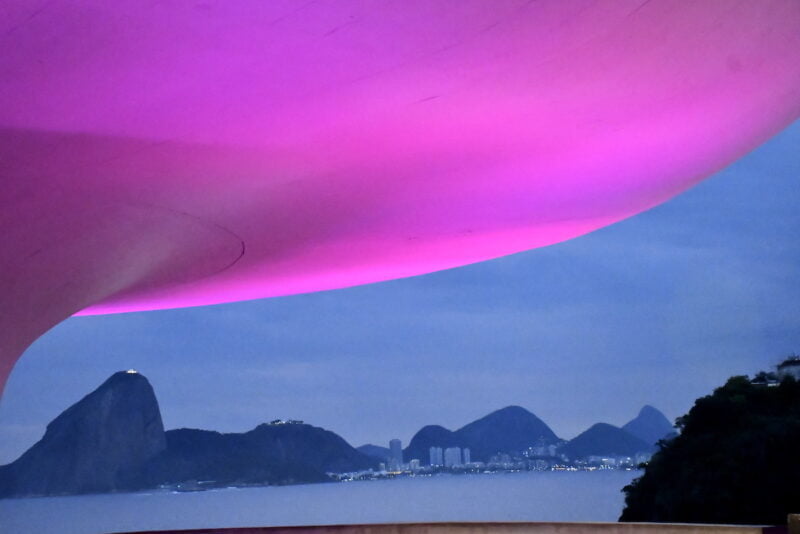 MAC recebe iluminação especial e chama atenção para Outubro Rosa – Prefeitura Municipal de Niterói