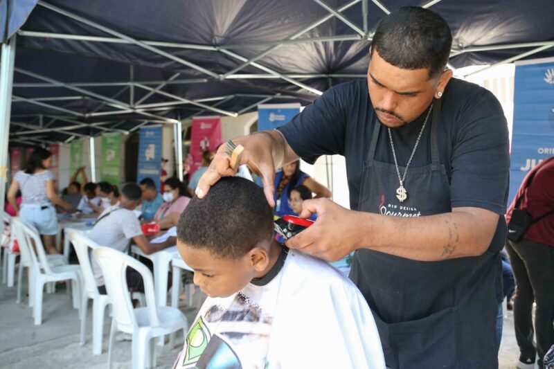 “Cidadania Itinerante” e “Vem brincar com a gente” atendem a mais de 400 pessoas em Neves