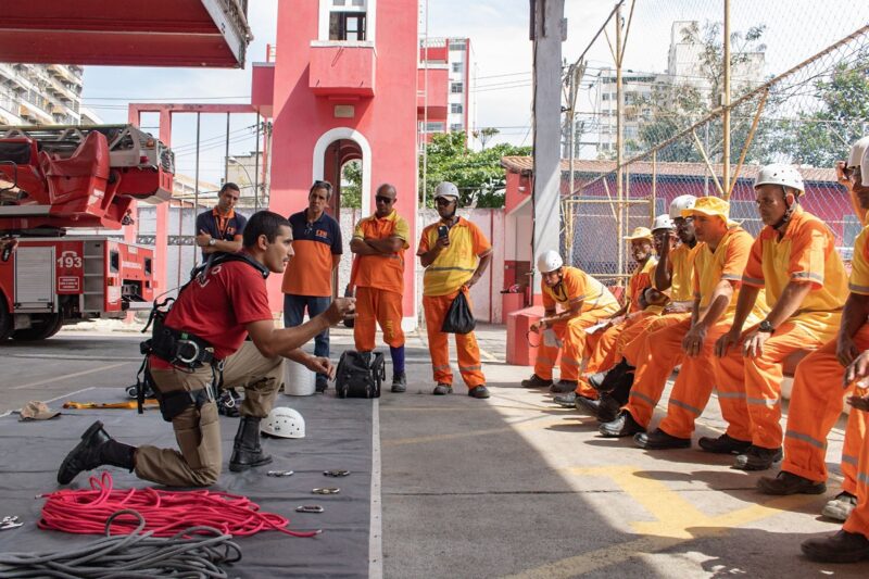Funcionários da Clin passam por curso de atualização em técnicas de rapel – Prefeitura Municipal de Niterói