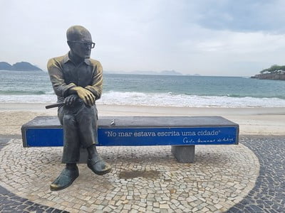 Estátua de Carlos Drummond de Andrade na praia de Copacabana tem os óculos recolocados – Prefeitura da Cidade do Rio de Janeiro