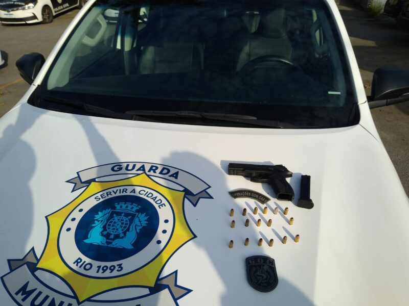 Guardas municipais encontram pistola municiada em via da Barra da Tijuca – Prefeitura da Cidade do Rio de Janeiro
