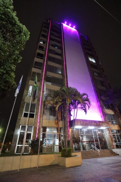 Prédio da Prefeitura de Niterói tem iluminação especial em referência ao Outubro Rosa – Prefeitura Municipal de Niterói