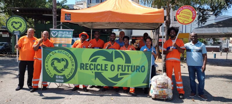 Moradores de Vila Isabel participam de campanha de adesão à coleta seletiva organizada pela Comlurb – Prefeitura da Cidade do Rio de Janeiro