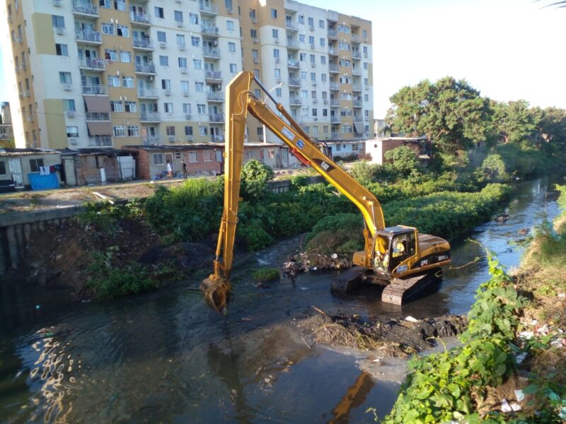Prefeitura trabalha na limpeza e no desassoreamento do Rio Grande, na Cidade de Deus – Prefeitura da Cidade do Rio de Janeiro