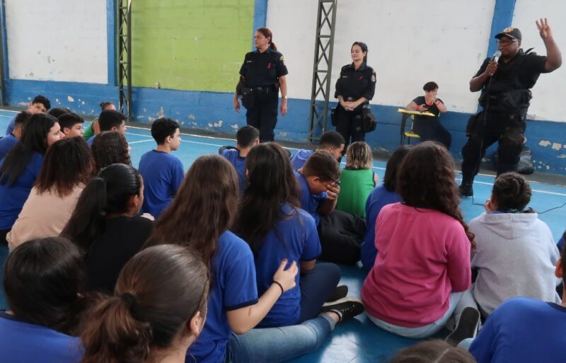 Ronda Escolar dá orientações sobre prevenção à violência