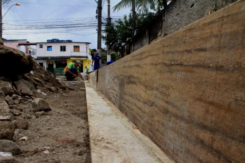 Rua no Porto da Pedra recebe manilhamento