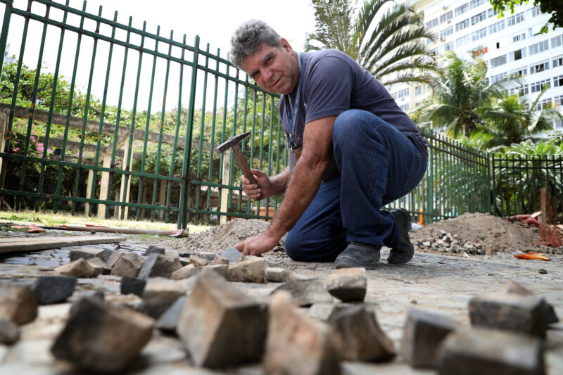 Semana do Servidor: Calceteiro do município compara pedras portuguesas com diamante que precisa ser lapidado – Prefeitura da Cidade do Rio de Janeiro