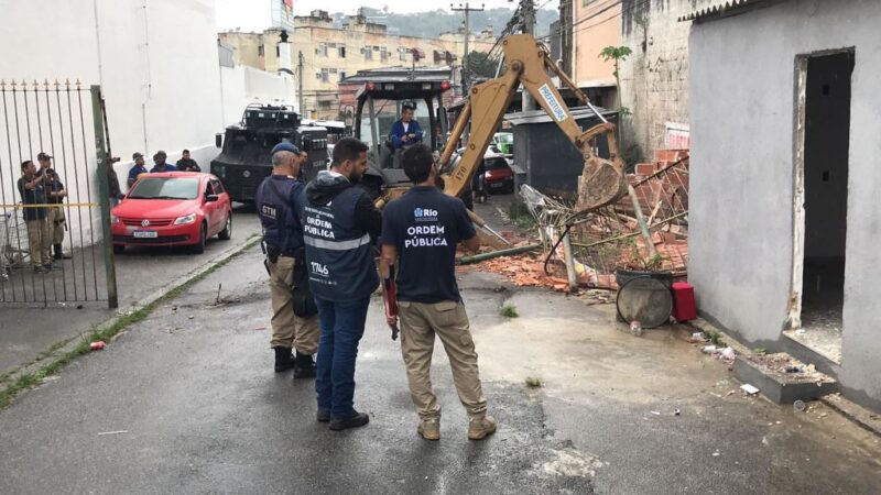 Seop demole 18 construções irregulares, além de barricadas e guaritas, no Engenho da Rainha – Prefeitura da Cidade do Rio de Janeiro