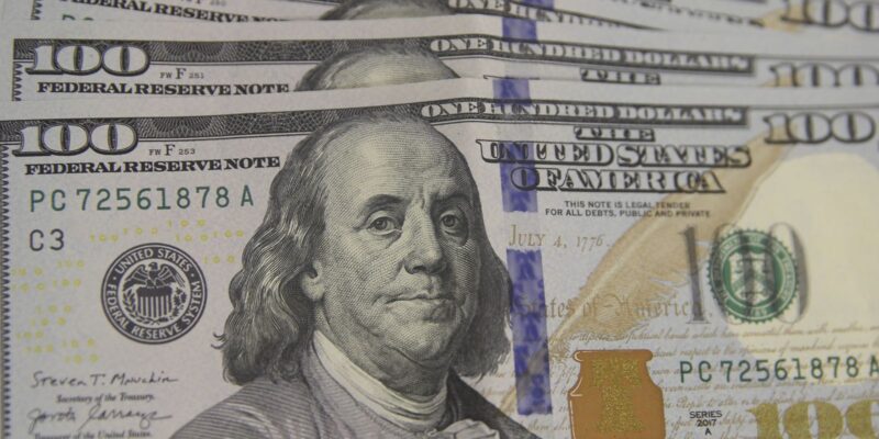 Dólar fecha estável, mesmo com dados de inflação alta nos EUA