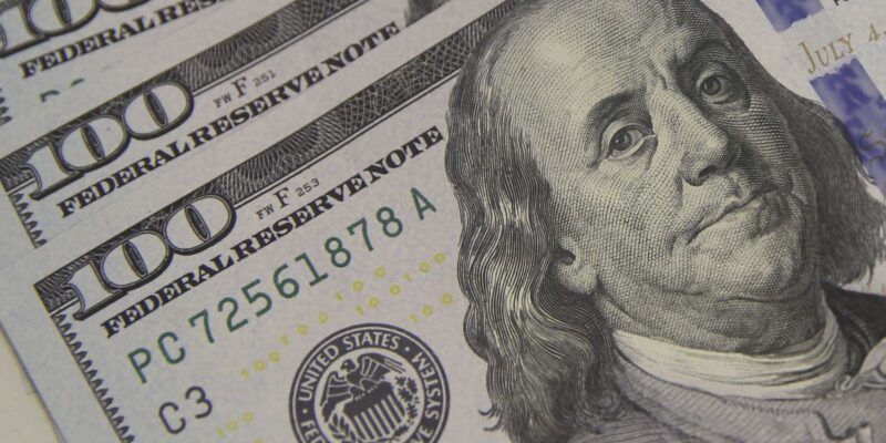 Dólar tem leve alta e fecha em R$ 5,18, após dia volátil