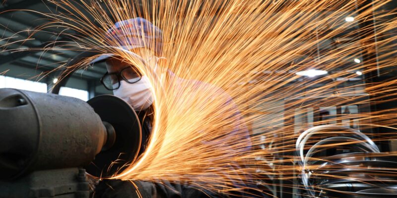 Produção da indústria brasileira recua 0,6% em agosto, diz IBGE