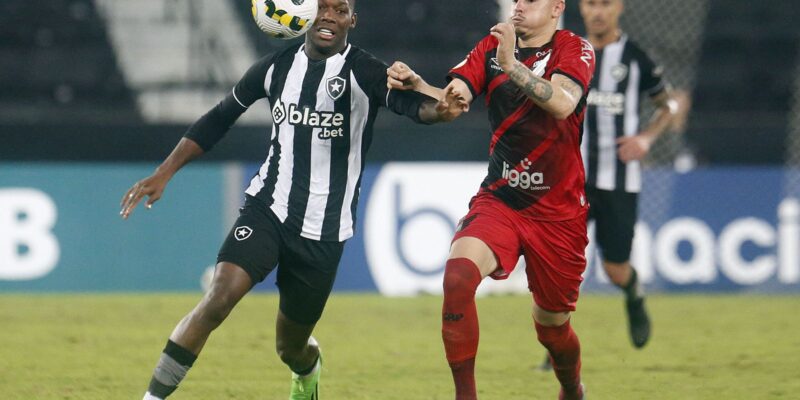 Athletico-PR e Botafogo medem forças em busca de vaga na Libertadores