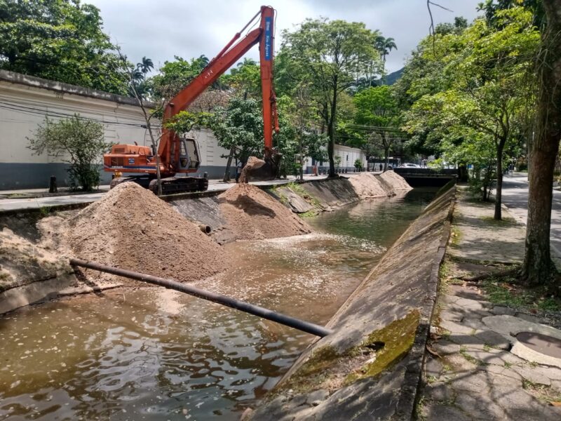 Canal da Rua General Garzon, na Lagoa, recebe limpeza para prevenir alagamentos – Prefeitura da Cidade do Rio de Janeiro
