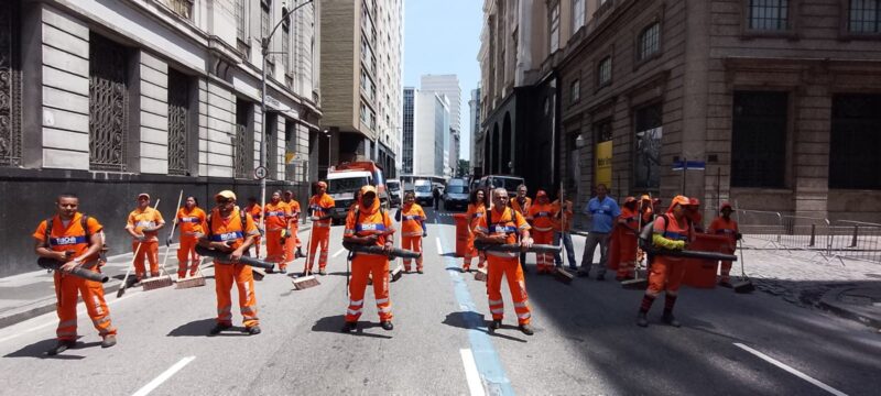 Comlurb remove 25,9 toneladas de resíduos das ruas do Centro após comemoração de torcedores – Prefeitura da Cidade do Rio de Janeiro
