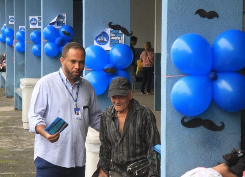 Pacientes recebem orientações sobre a campanha Novembro Azul