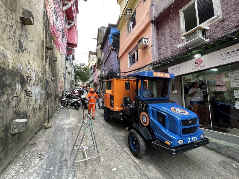 Prefeitura entrega trator para coleta de lixo no Jacarezinho – Prefeitura da Cidade do Rio de Janeiro